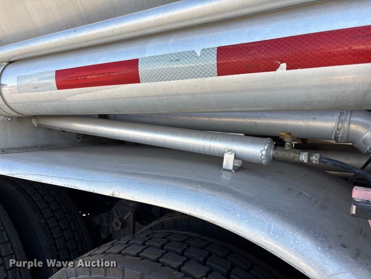 image for item ER7559 1995 Kenworth T450 fuel truck