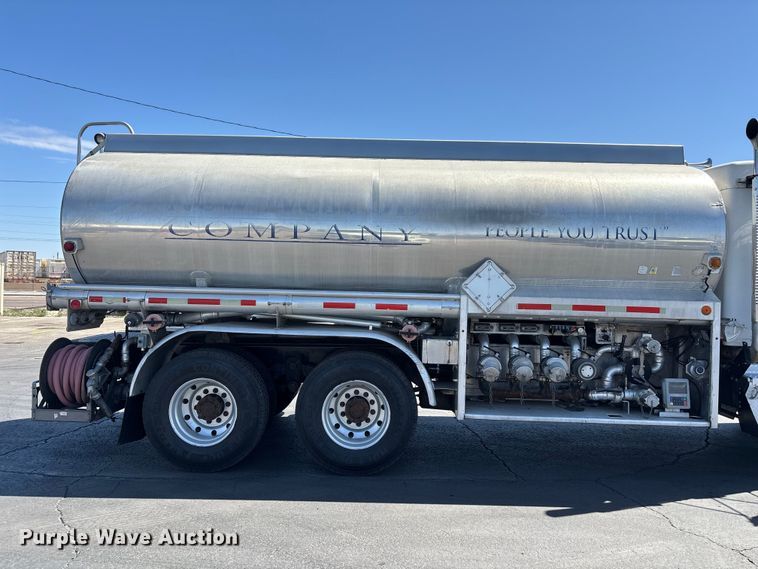 image for item ER7559 1995 Kenworth T450 fuel truck