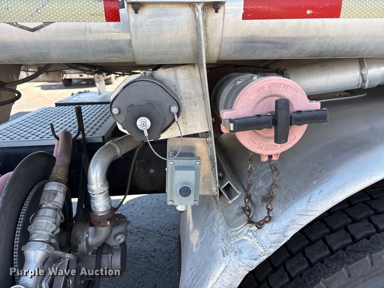 image for item ER7559 1995 Kenworth T450 fuel truck
