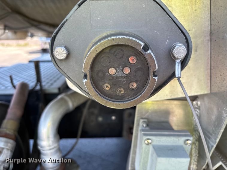 image for item ER7559 1995 Kenworth T450 fuel truck