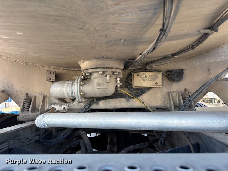 image for item ER7559 1995 Kenworth T450 fuel truck