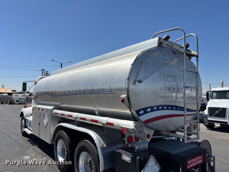 image for item ER7559 1995 Kenworth T450 fuel truck
