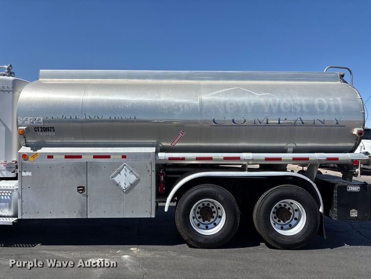image for item ER7559 1995 Kenworth T450 fuel truck
