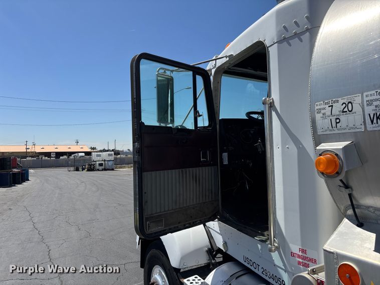image for item ER7559 1995 Kenworth T450 fuel truck