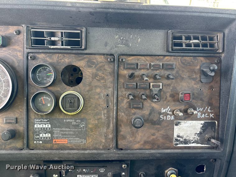 image for item ER7559 1995 Kenworth T450 fuel truck