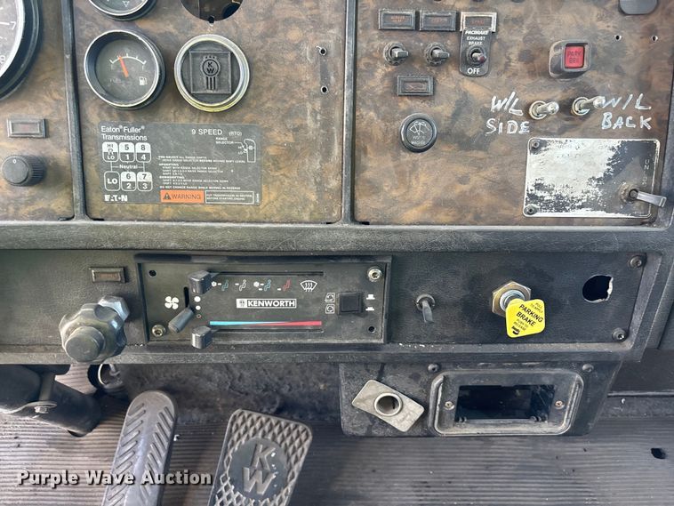 image for item ER7559 1995 Kenworth T450 fuel truck