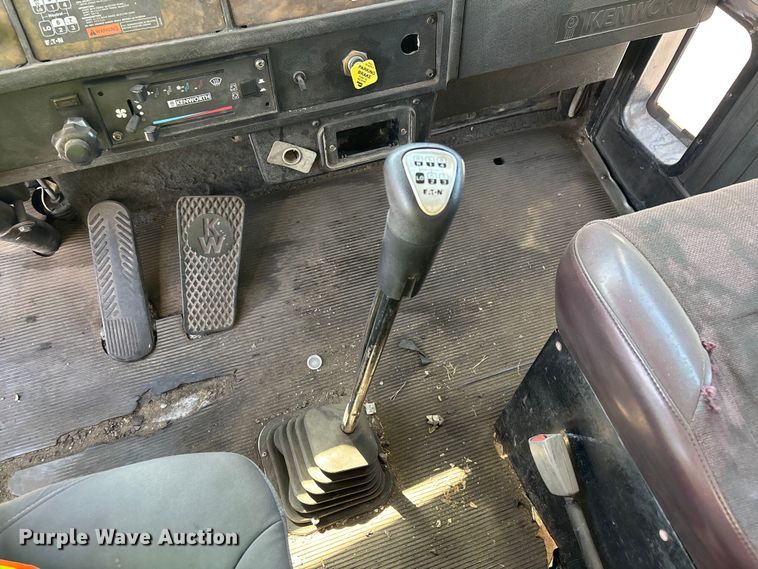 image for item ER7559 1995 Kenworth T450 fuel truck
