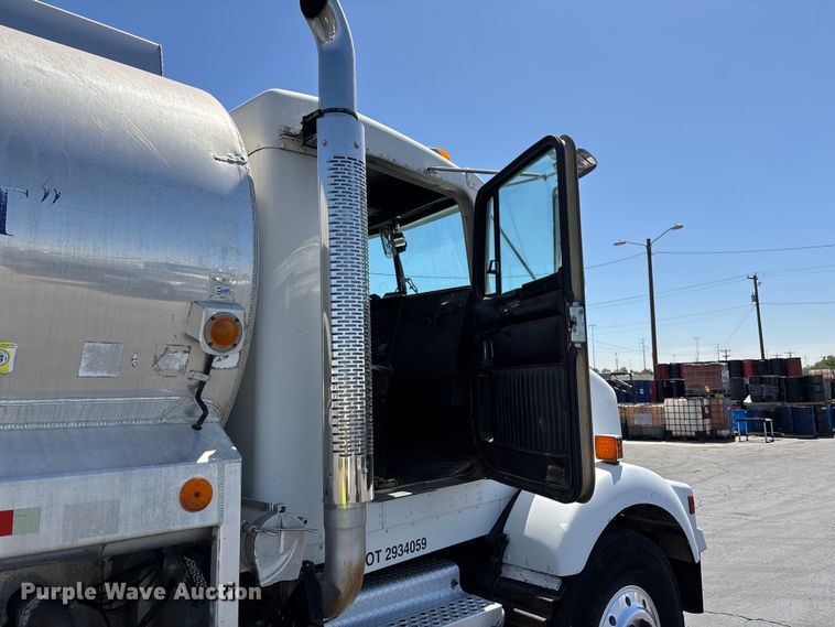 image for item ER7559 1995 Kenworth T450 fuel truck
