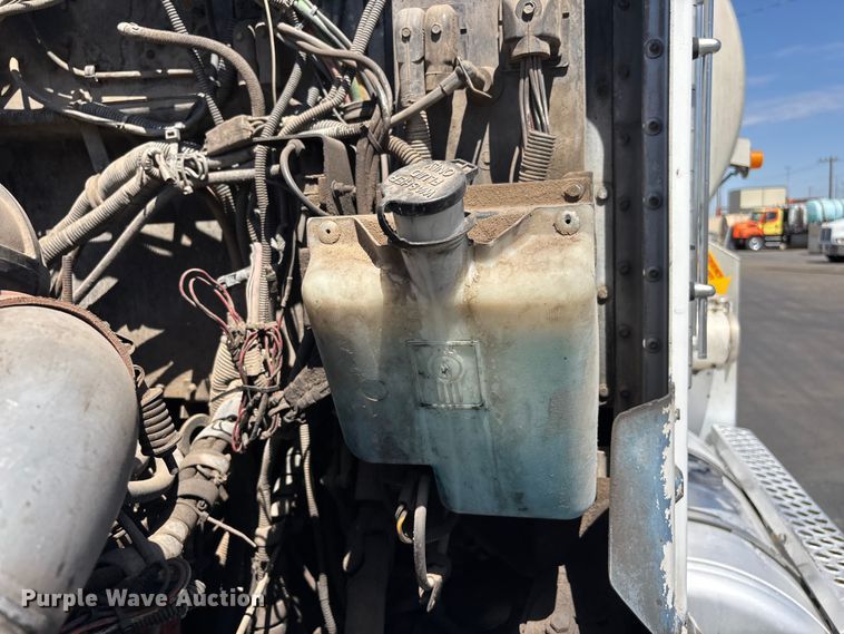 image for item ER7559 1995 Kenworth T450 fuel truck
