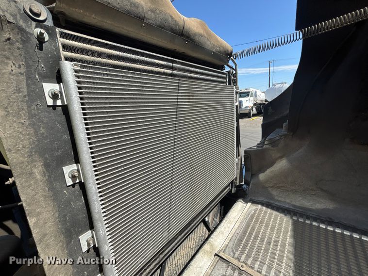 image for item ER7559 1995 Kenworth T450 fuel truck
