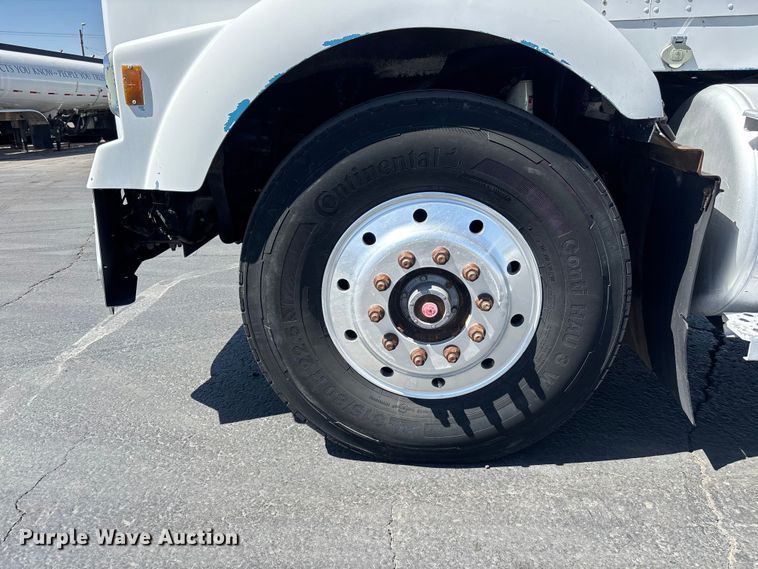 image for item ER7559 1995 Kenworth T450 fuel truck