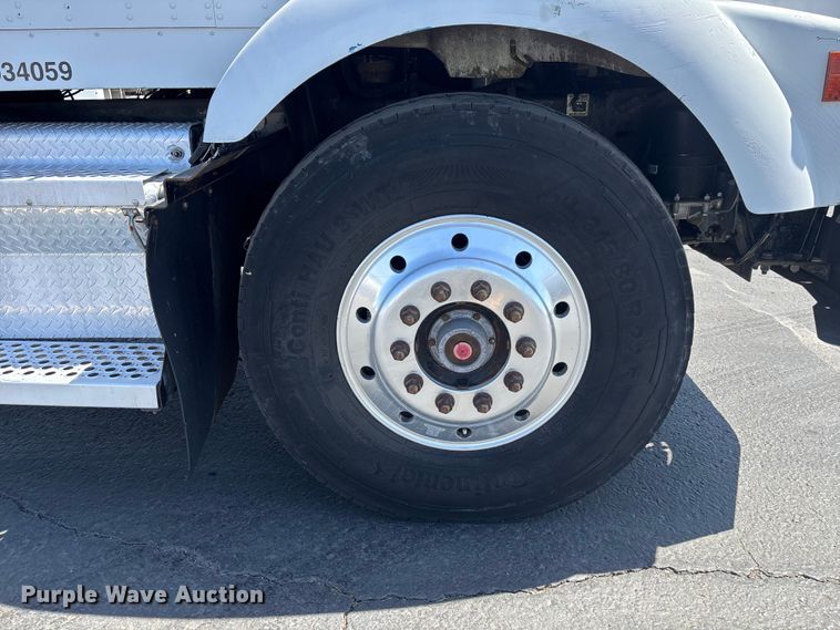 image for item ER7559 1995 Kenworth T450 fuel truck