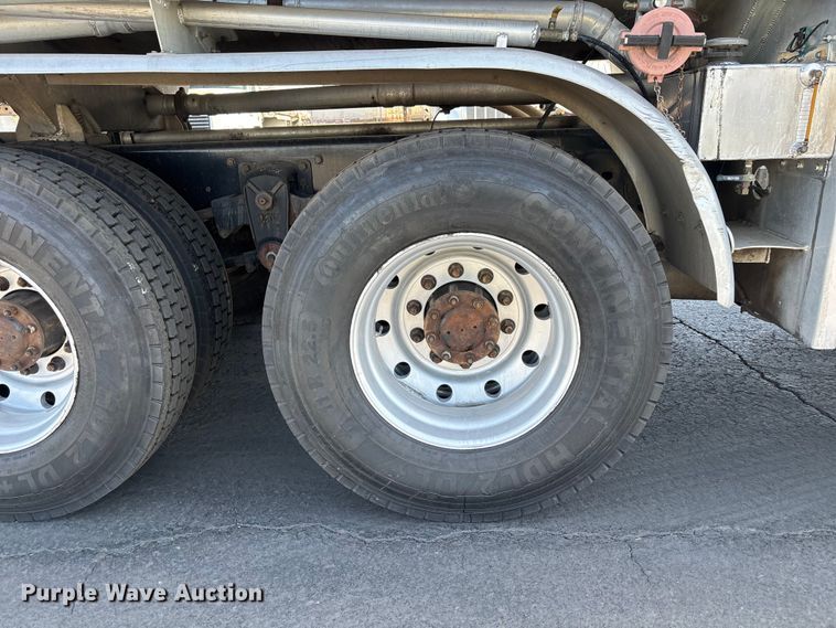 image for item ER7559 1995 Kenworth T450 fuel truck