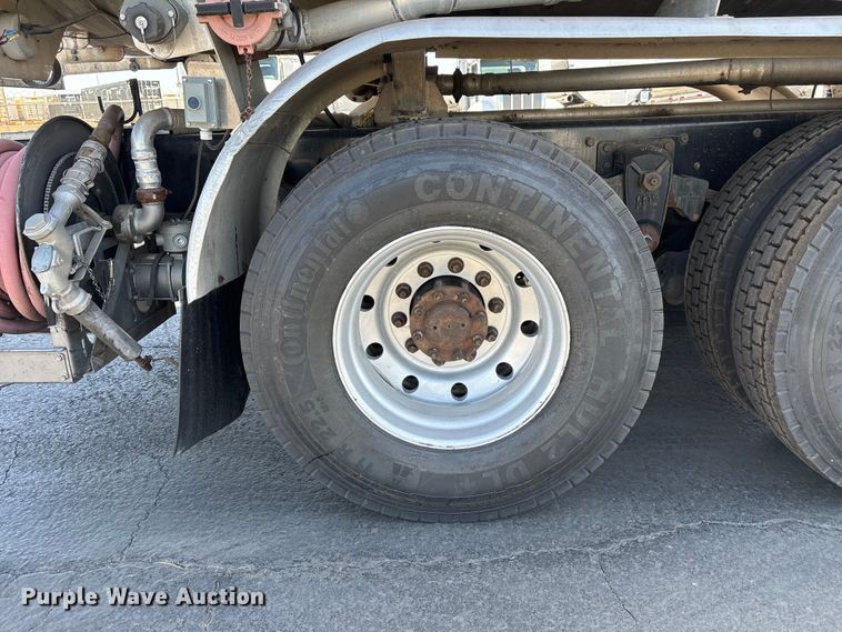 image for item ER7559 1995 Kenworth T450 fuel truck