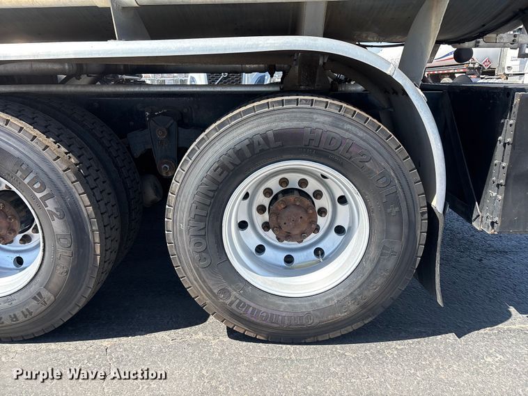 image for item ER7559 1995 Kenworth T450 fuel truck