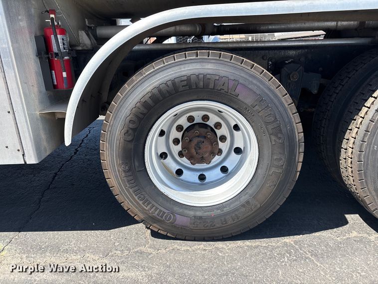 image for item ER7559 1995 Kenworth T450 fuel truck