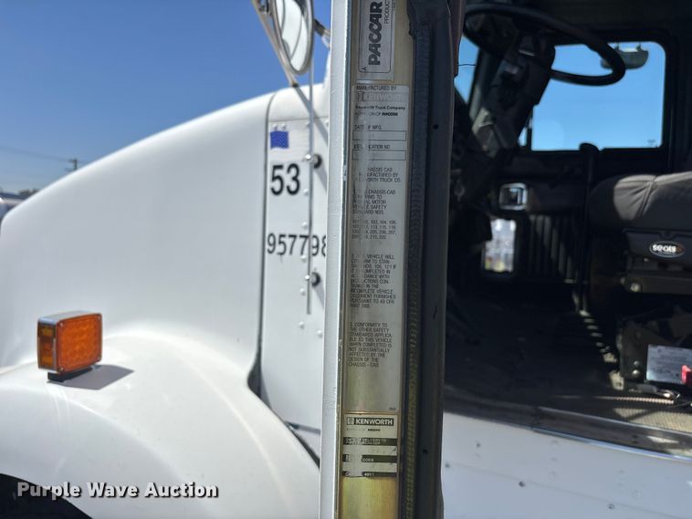 image for item ER7559 1995 Kenworth T450 fuel truck
