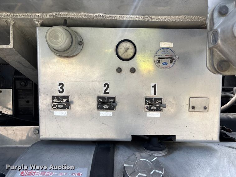image for item ER7563 2017 International ProStar fuel truck