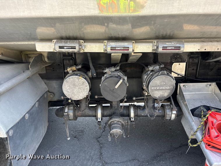 image for item ER7563 2017 International ProStar fuel truck