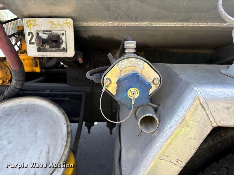 image for item ER7563 2017 International ProStar fuel truck