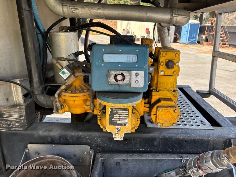 image for item ER7563 2017 International ProStar fuel truck
