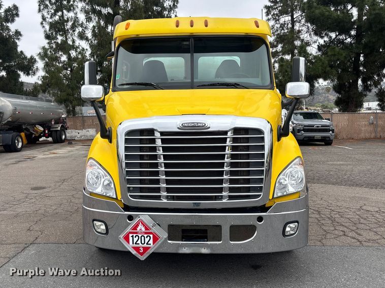 image for item ER7644 2012 Freightliner Cascadia fuel truck