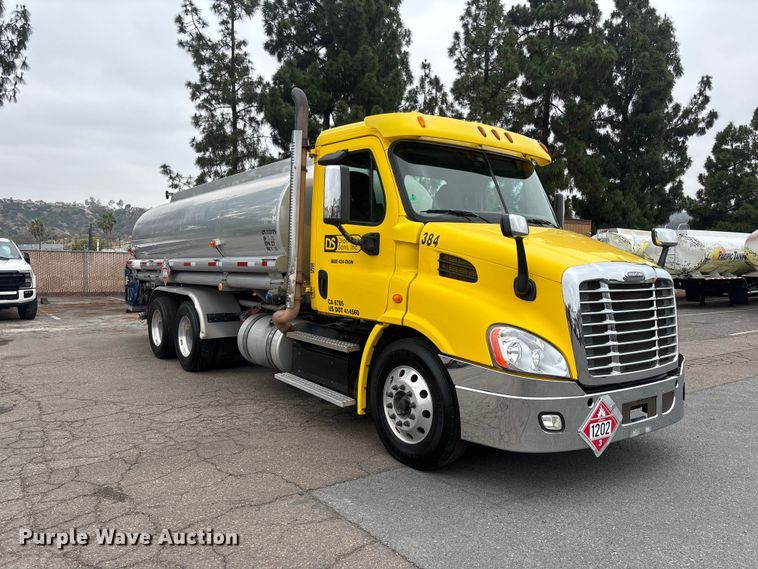 image for item ER7644 2012 Freightliner Cascadia fuel truck