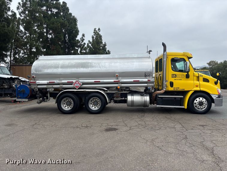 image for item ER7644 2012 Freightliner Cascadia fuel truck