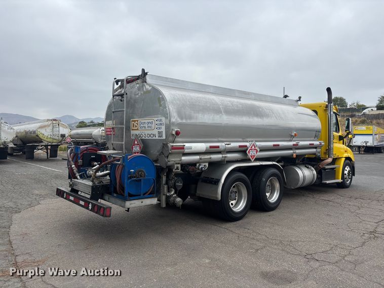image for item ER7644 2012 Freightliner Cascadia fuel truck