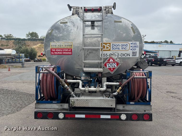 image for item ER7644 2012 Freightliner Cascadia fuel truck