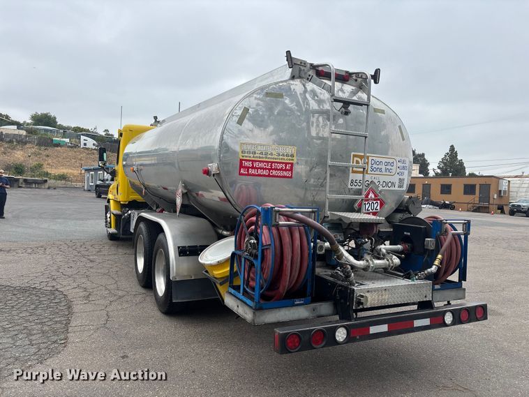 image for item ER7644 2012 Freightliner Cascadia fuel truck
