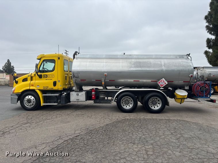 image for item ER7644 2012 Freightliner Cascadia fuel truck