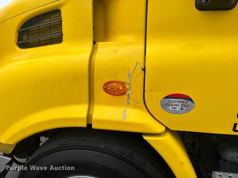 image for item ER7644 2012 Freightliner Cascadia fuel truck