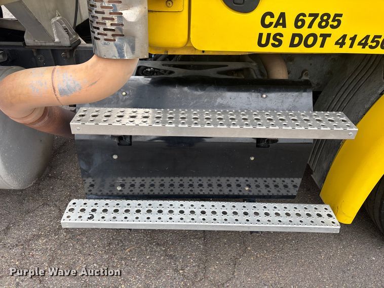 image for item ER7644 2012 Freightliner Cascadia fuel truck