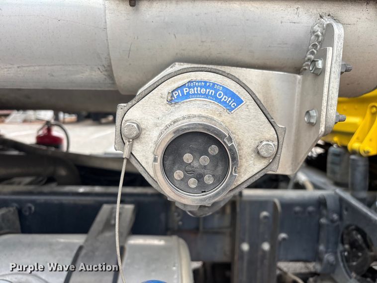 image for item ER7644 2012 Freightliner Cascadia fuel truck