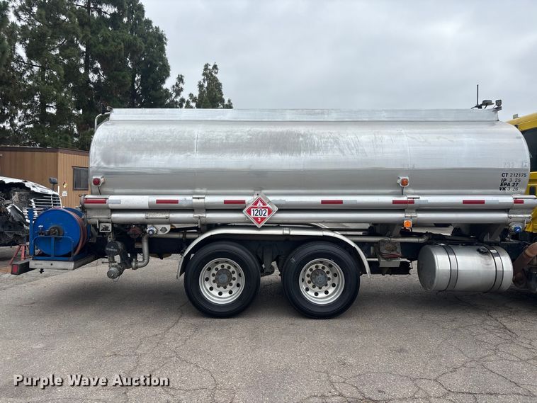image for item ER7644 2012 Freightliner Cascadia fuel truck