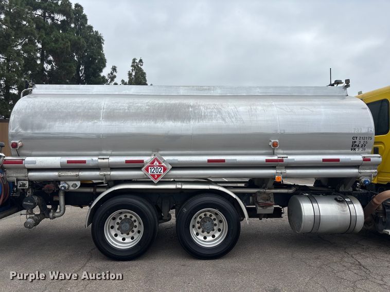 image for item ER7644 2012 Freightliner Cascadia fuel truck