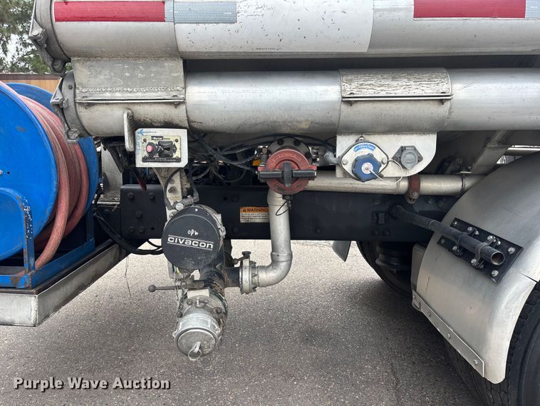 image for item ER7644 2012 Freightliner Cascadia fuel truck