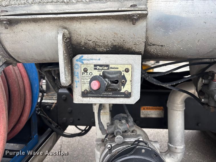 image for item ER7644 2012 Freightliner Cascadia fuel truck