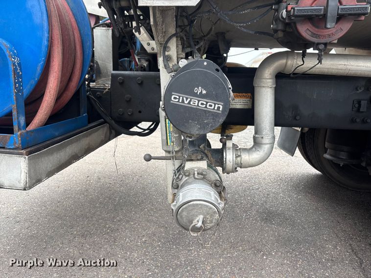 image for item ER7644 2012 Freightliner Cascadia fuel truck
