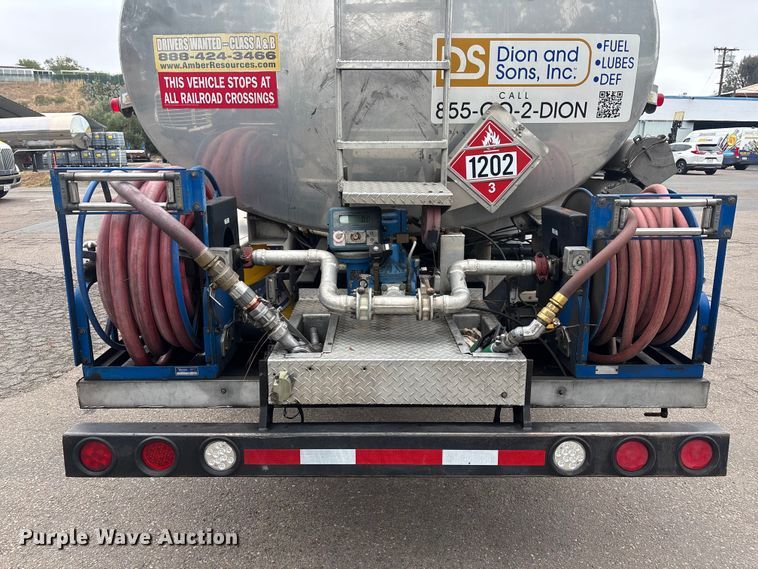 image for item ER7644 2012 Freightliner Cascadia fuel truck