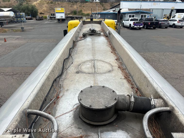 image for item ER7644 2012 Freightliner Cascadia fuel truck