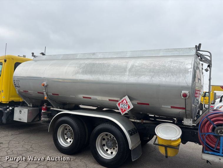image for item ER7644 2012 Freightliner Cascadia fuel truck
