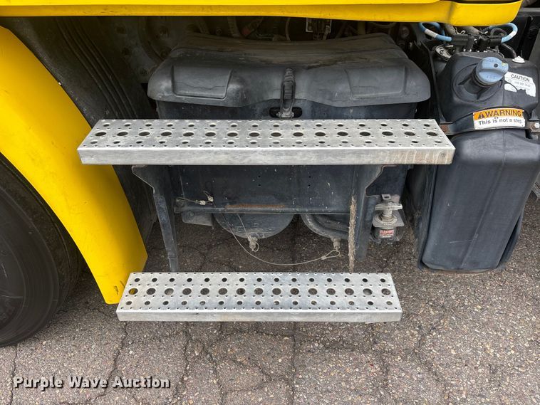 image for item ER7644 2012 Freightliner Cascadia fuel truck