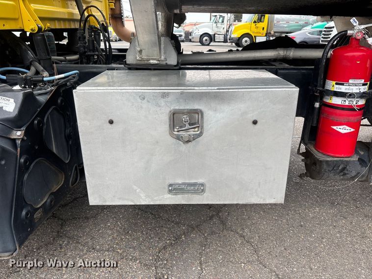 image for item ER7644 2012 Freightliner Cascadia fuel truck
