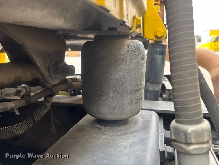 image for item ER7644 2012 Freightliner Cascadia fuel truck