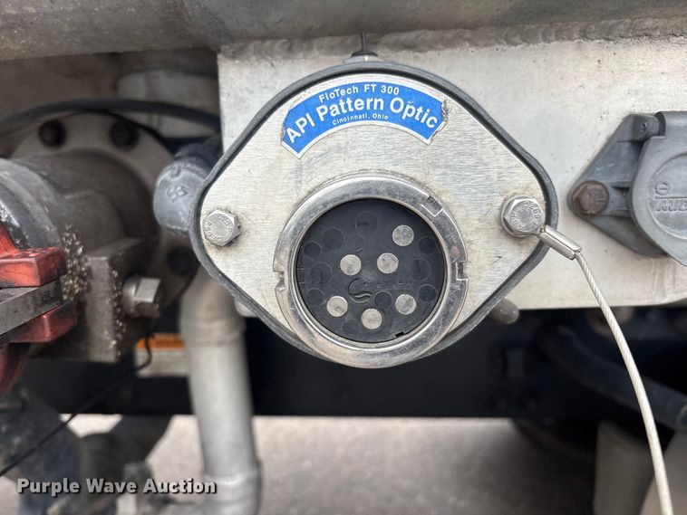 image for item ER7644 2012 Freightliner Cascadia fuel truck