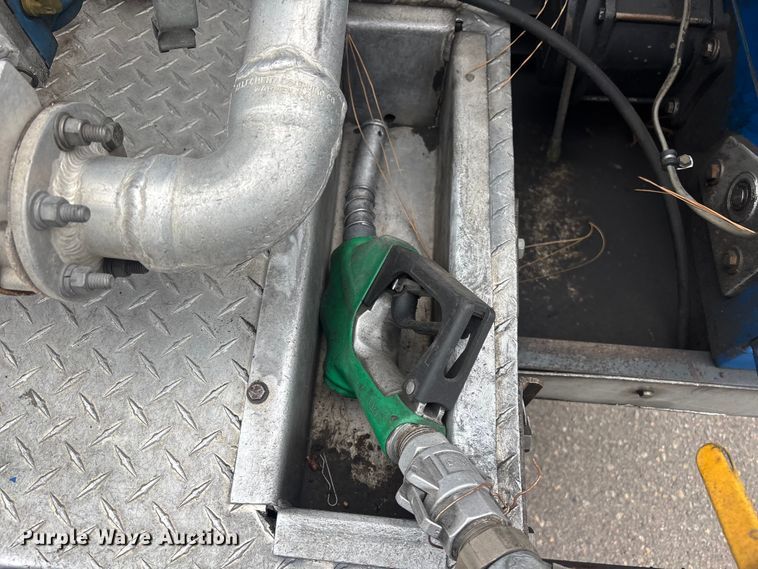image for item ER7644 2012 Freightliner Cascadia fuel truck