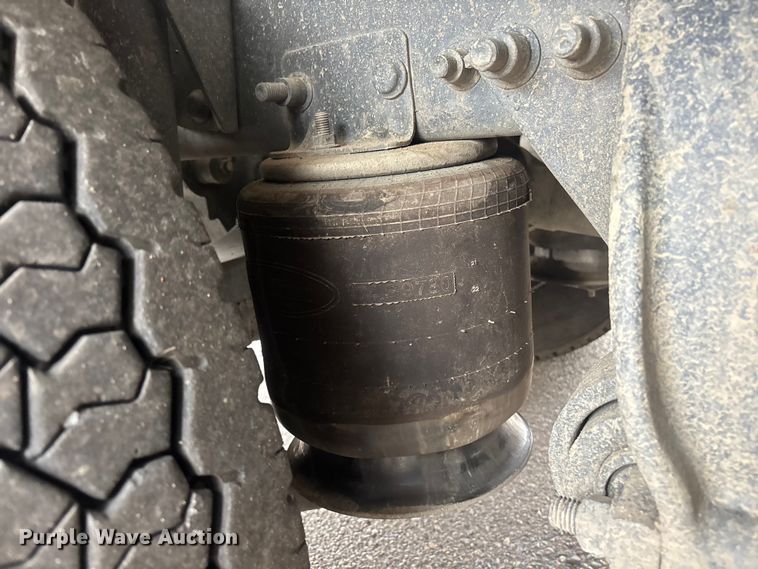 image for item ER7644 2012 Freightliner Cascadia fuel truck