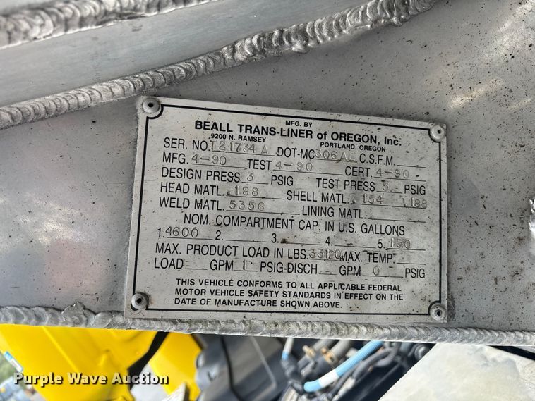 image for item ER7644 2012 Freightliner Cascadia fuel truck